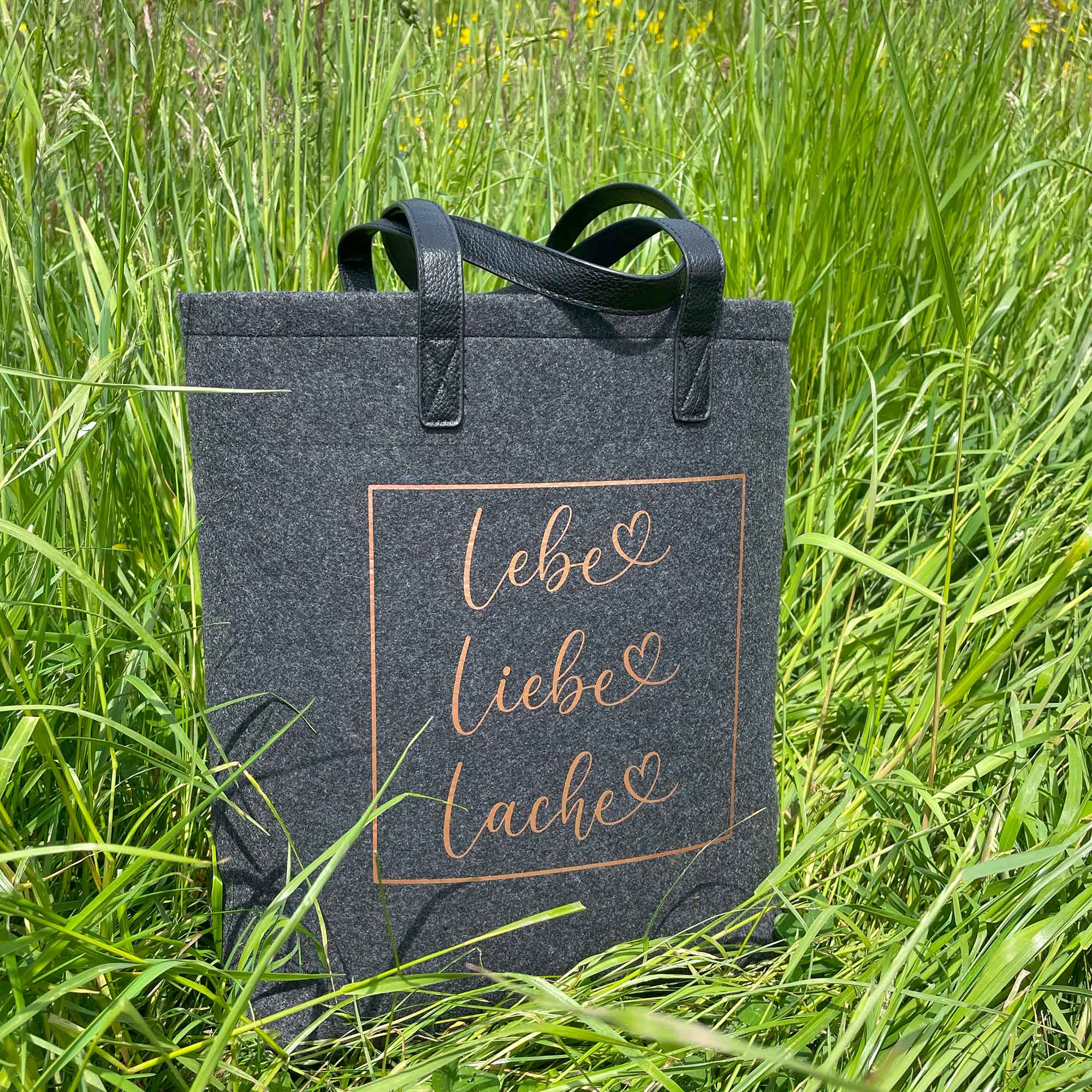 Filztasche Lebe Liebe Lache in grüner Wiese – inspirierendes Lebe Liebe Lache Geschenk