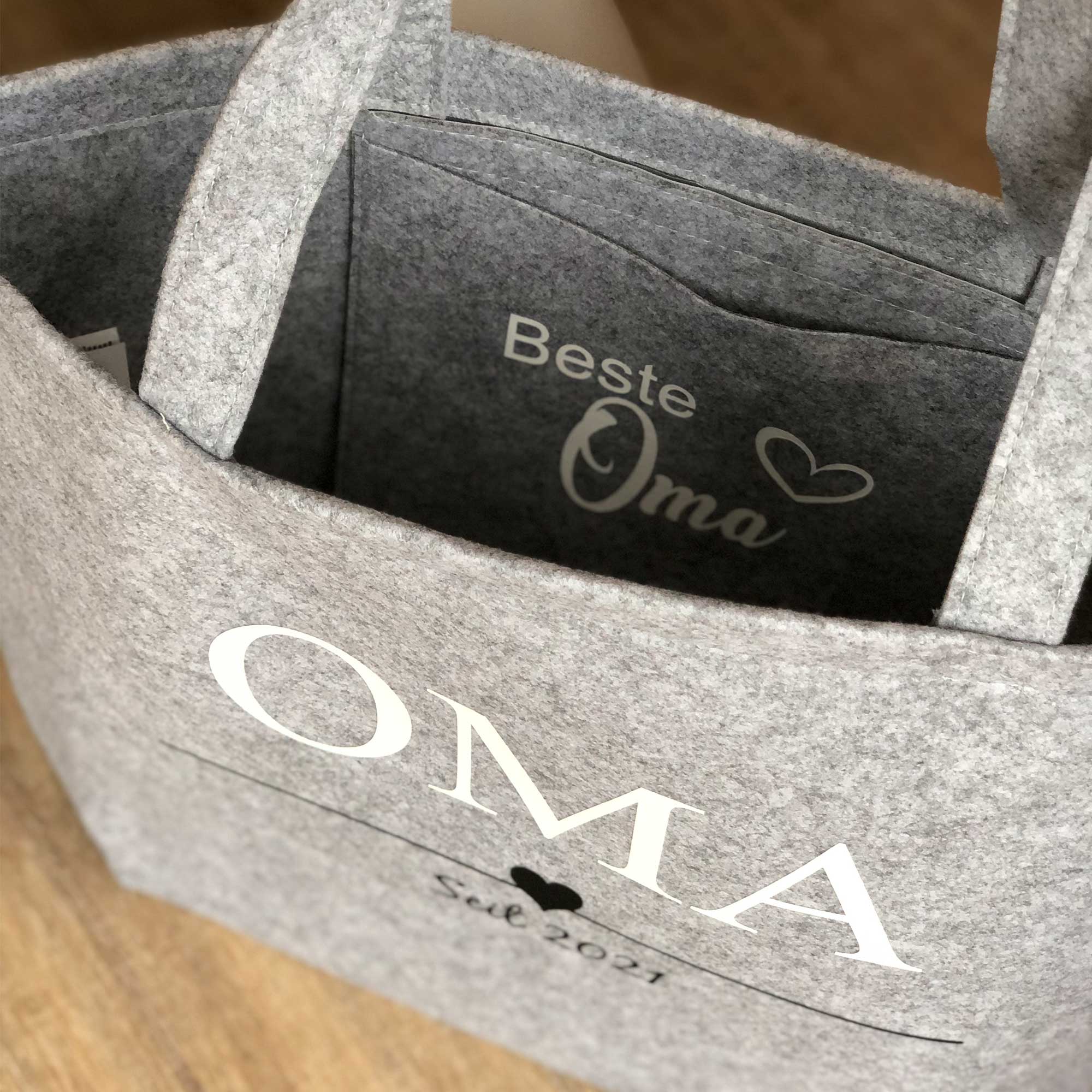 Detailansicht der Innentasche: Filztasche mit Aufdruck 'Beste Oma' – personalisiertes Geschenk.