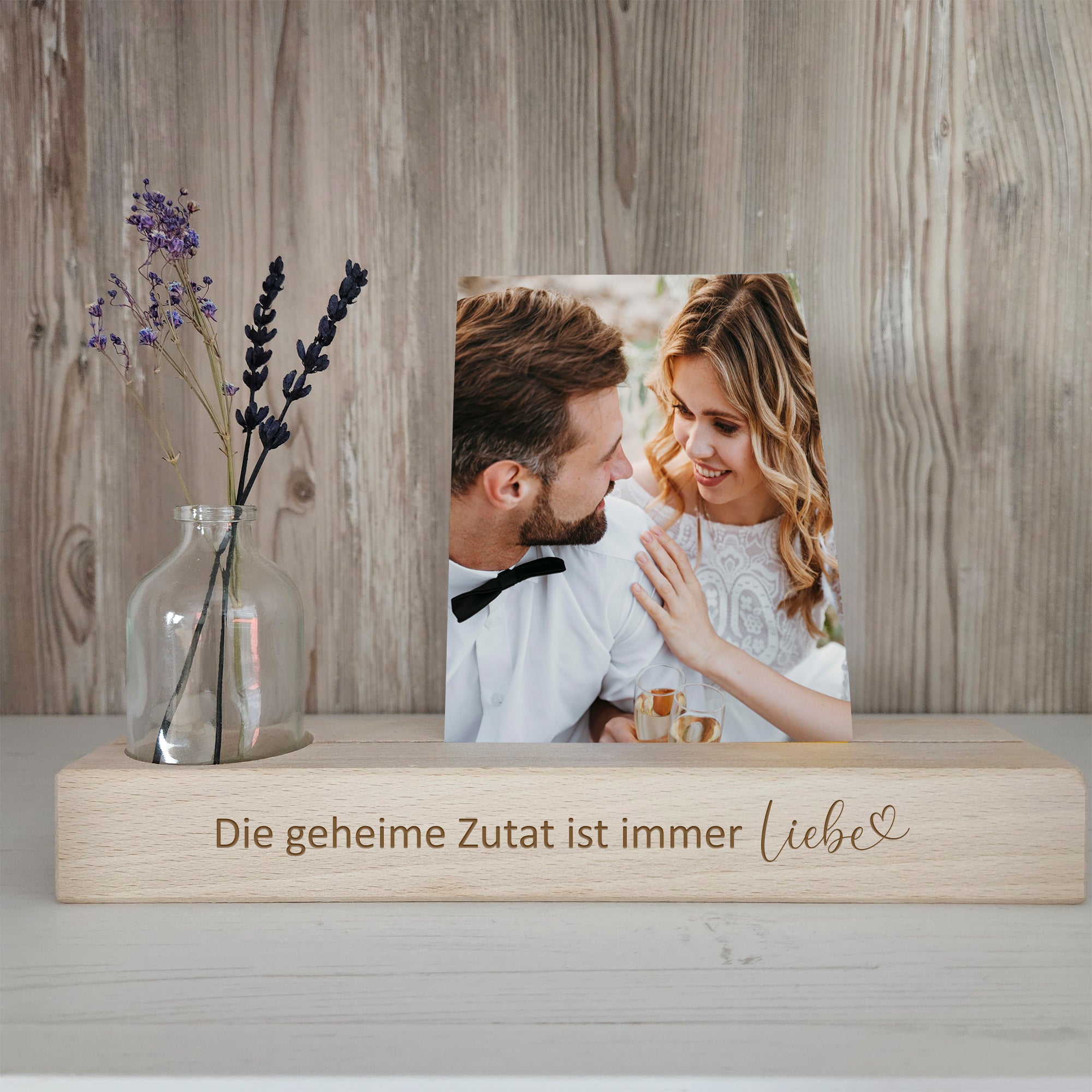 Fotogeschenk mit Gravur 'Die geheime Zutat ist immer Liebe' – Hochzeitsfoto mit Vase
