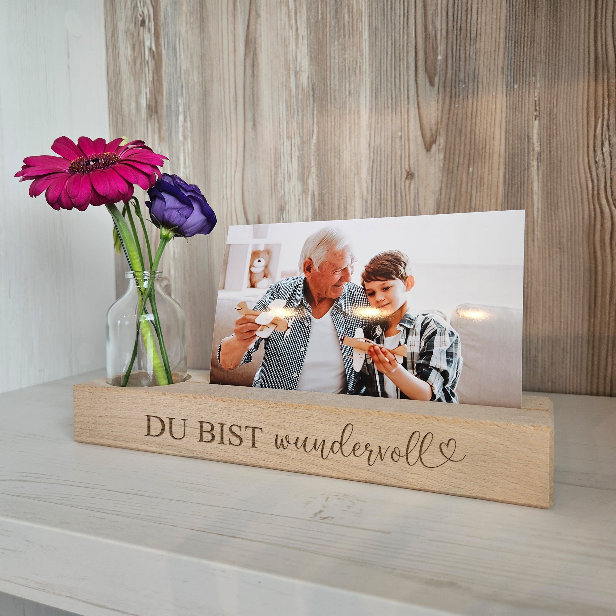 Fotostand mit Gravur und Glasvase – dekoratives Fotogeschenk