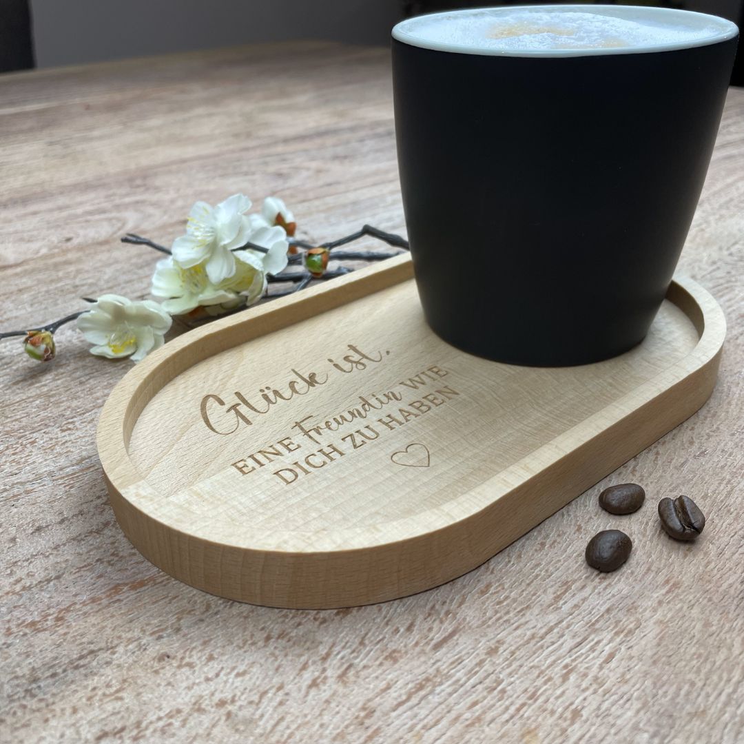 Liebevoll graviertes Freundschafts-Tablett aus Holz mit schwarzer Tasse und Herzmotiv – Geschenk für Freundin.