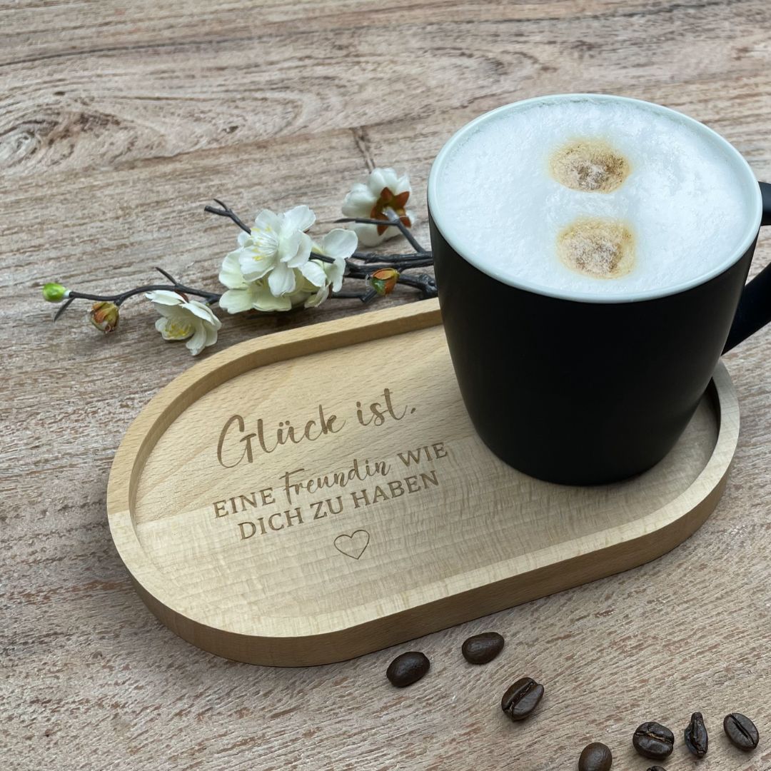 Personalisiertes Geschenk für beste Freundin mit Gravur 'Glück ist eine Freundin wie dich zu haben' und schwarzer Tasse.