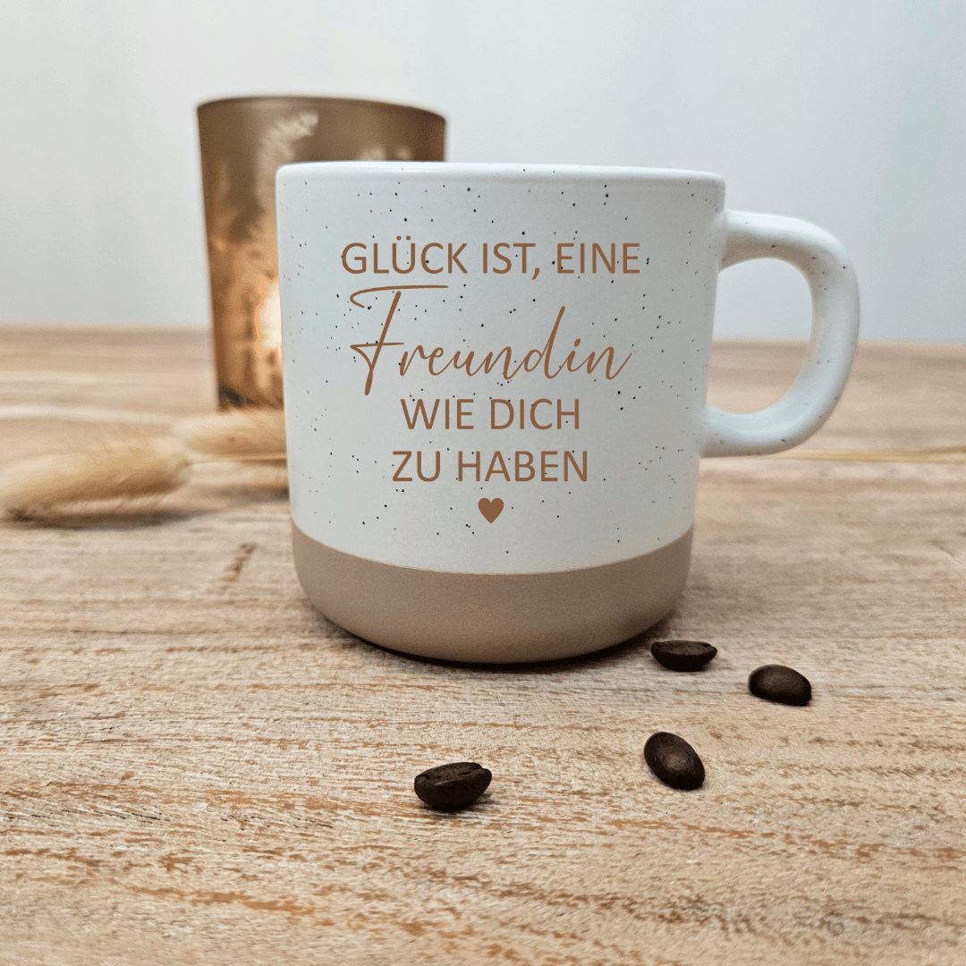 Geschenk für Freundin – Steingut Tasse „Glück ist, eine Freundin wie dich zu haben“