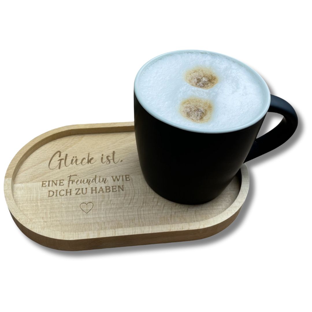 Tablett mit Gravur 'Glück ist eine Freundin wie dich zu haben' und schwarzer Tasse – liebevolles Geschenk.
