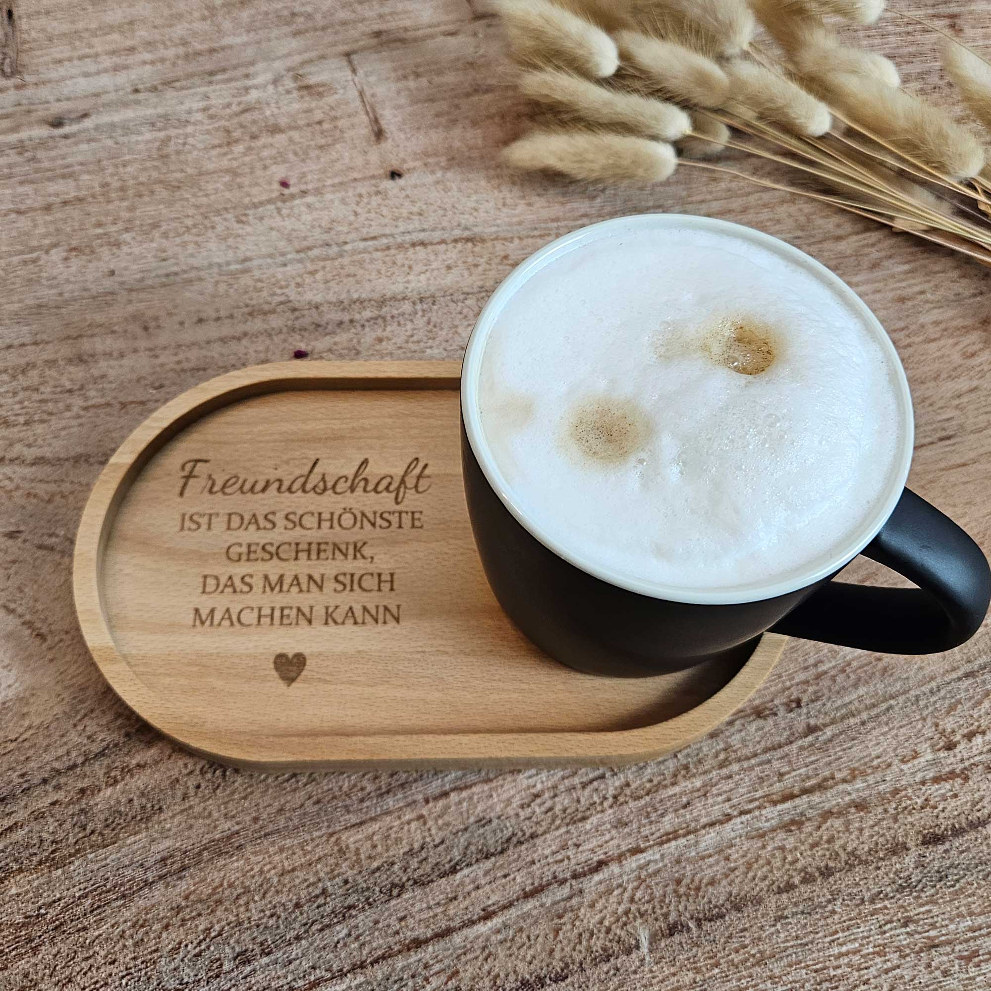 Geschenk für Freundin: Holztablett mit Tasse und Gravur für besondere Momente