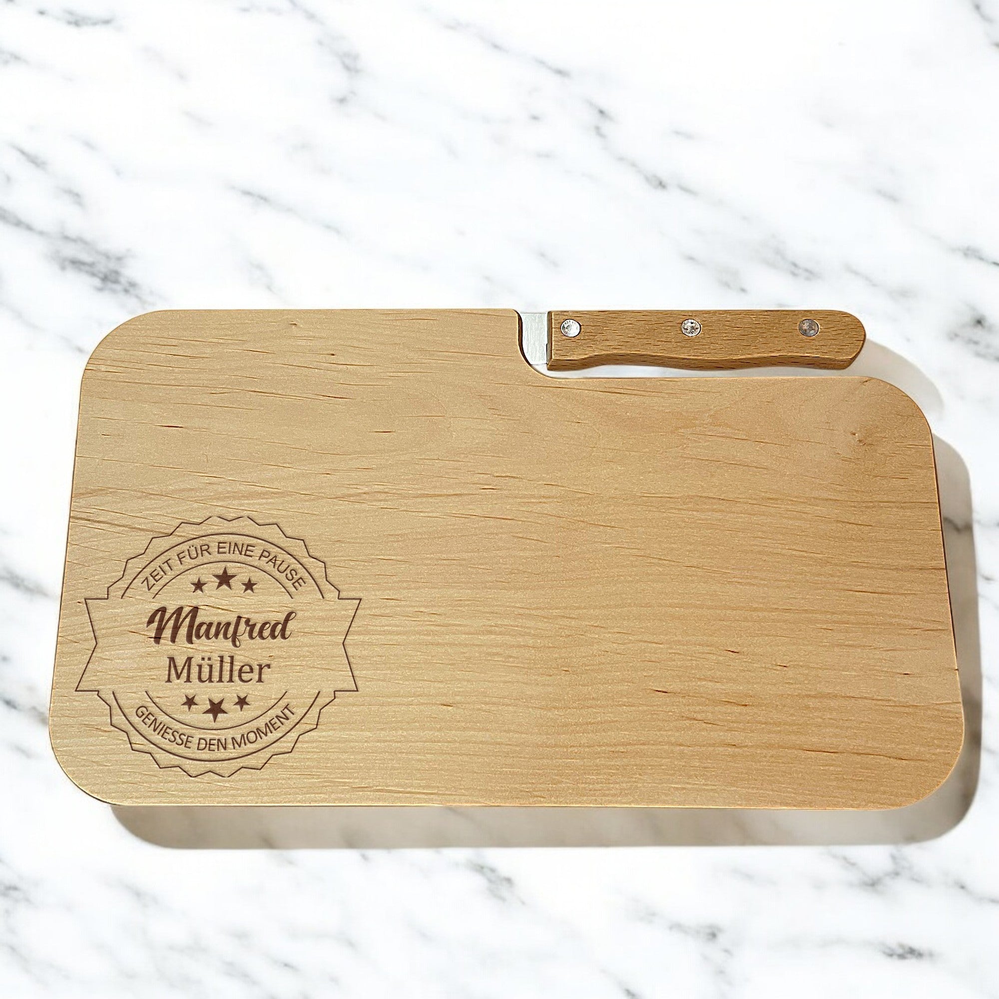Frühstücksbrett mit Namensgravur aus Erlenholz mit Messer – Geschenkidee