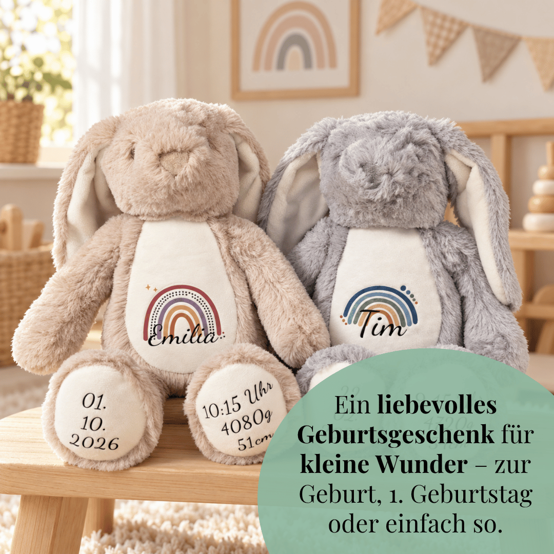 Grauer und beiger personalisierter Kuschelhase mit Namen, Regenbogen und Geburtsdaten auf den weißen Fußsohlen als Geschenk zur Geburt.