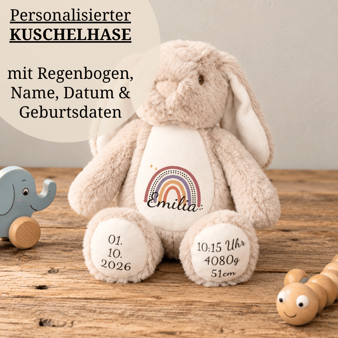 Personalisierter Kuschelhase in Beige mit Name auf dem Bauch sowie Geburtsdatum, Uhrzeit, Gewicht und Größe auf den Füßen.