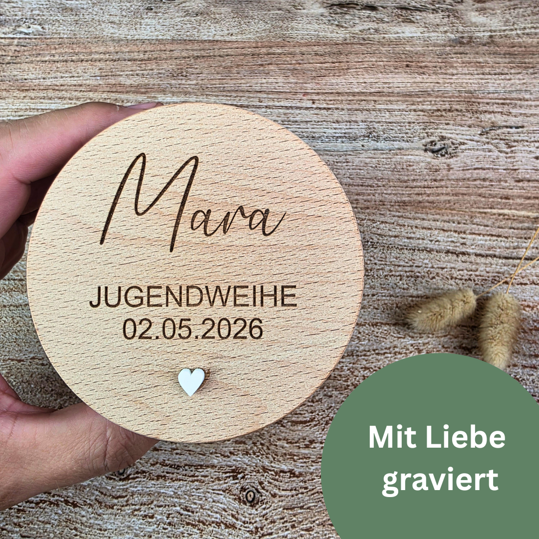 Kreatives Geldgeschenk zur Jugendweihe im Glas mit gefalteten Geldscheinen und Trockenblumen, personalisierter Deckel mit Gravur