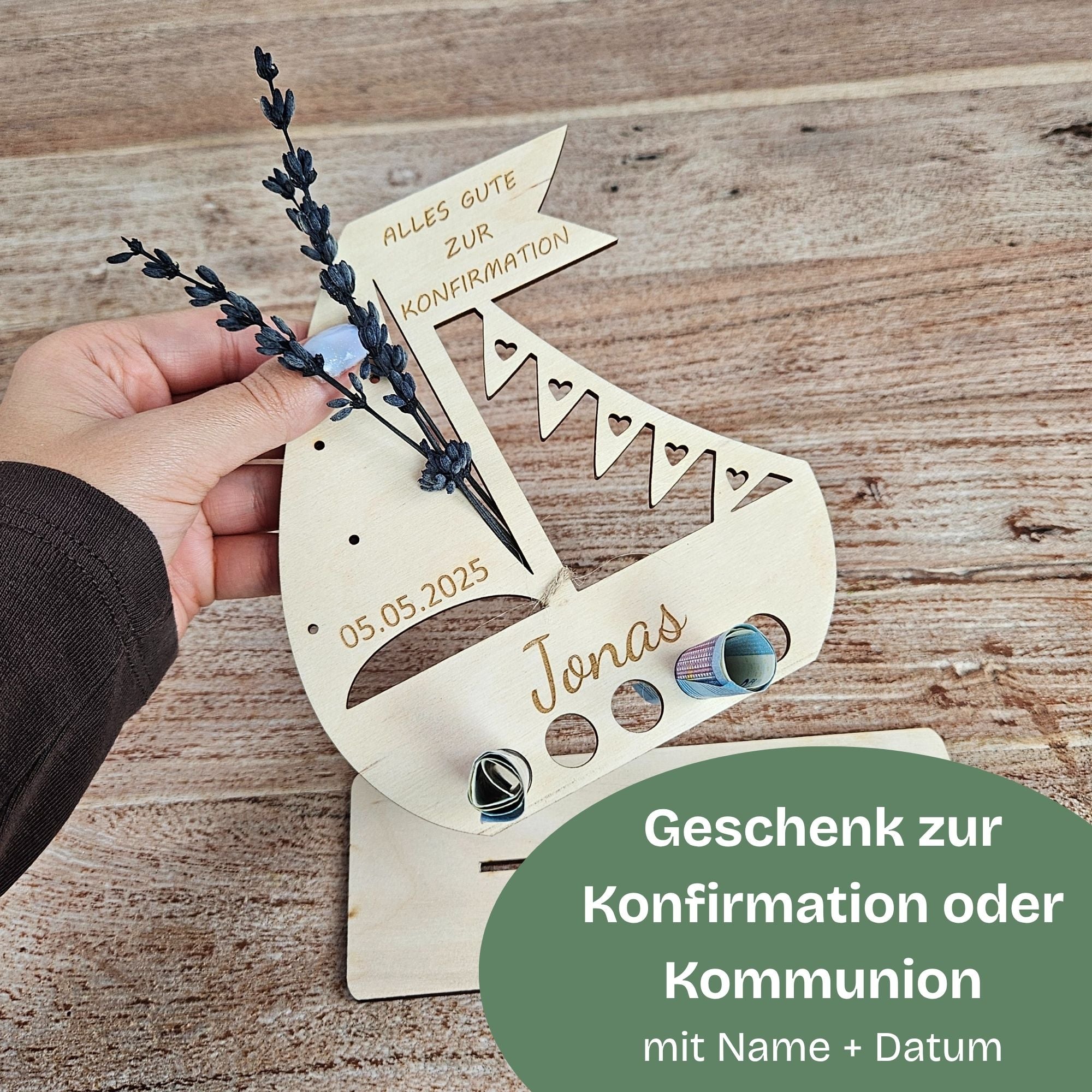 Hand hält personalisiertes Holzschiff mit Geldscheinen als Geschenk zur Konfirmation oder Kommunion