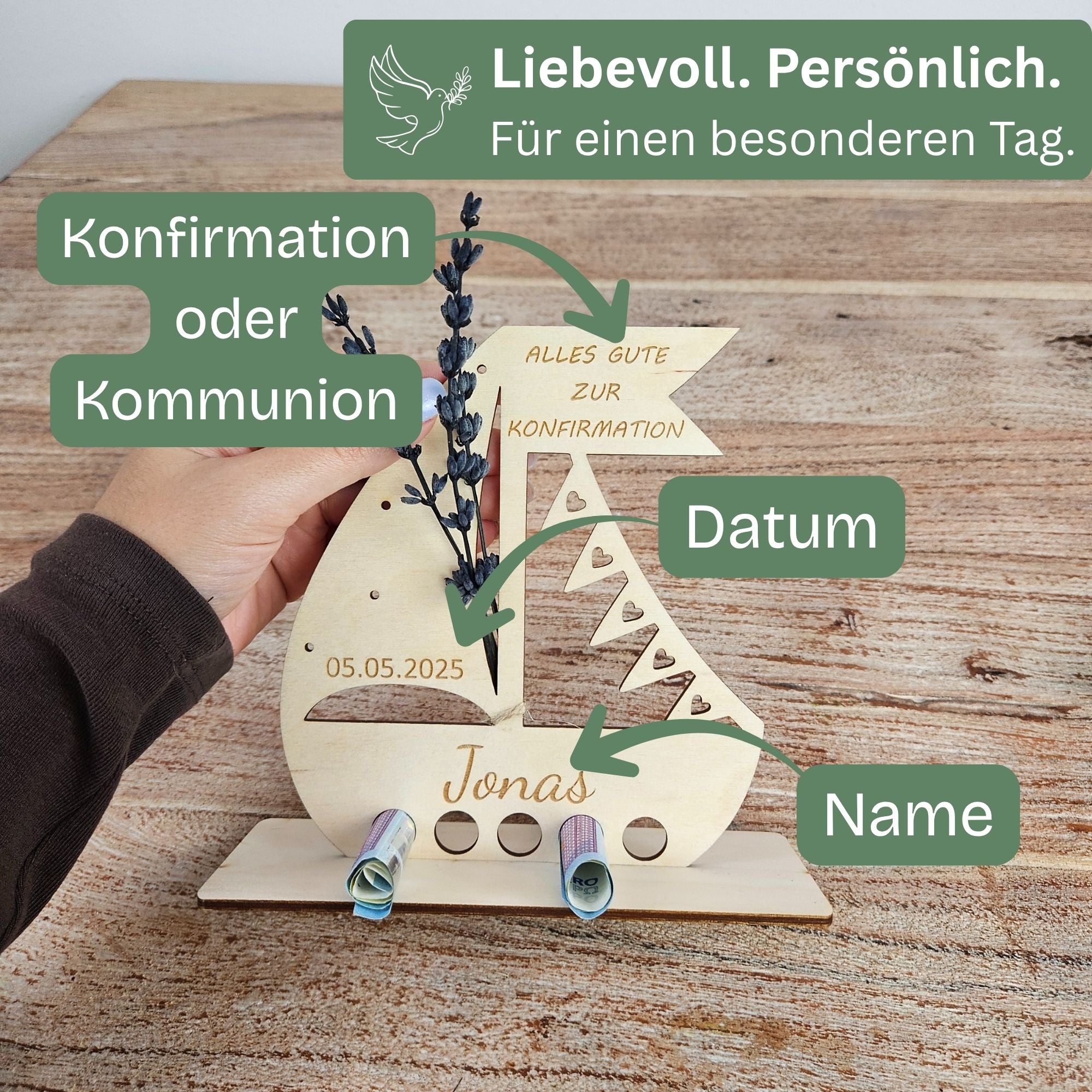 Detailansicht des personalisierten Holzschiffs mit Gravur von Name, Datum und Herzgirlande