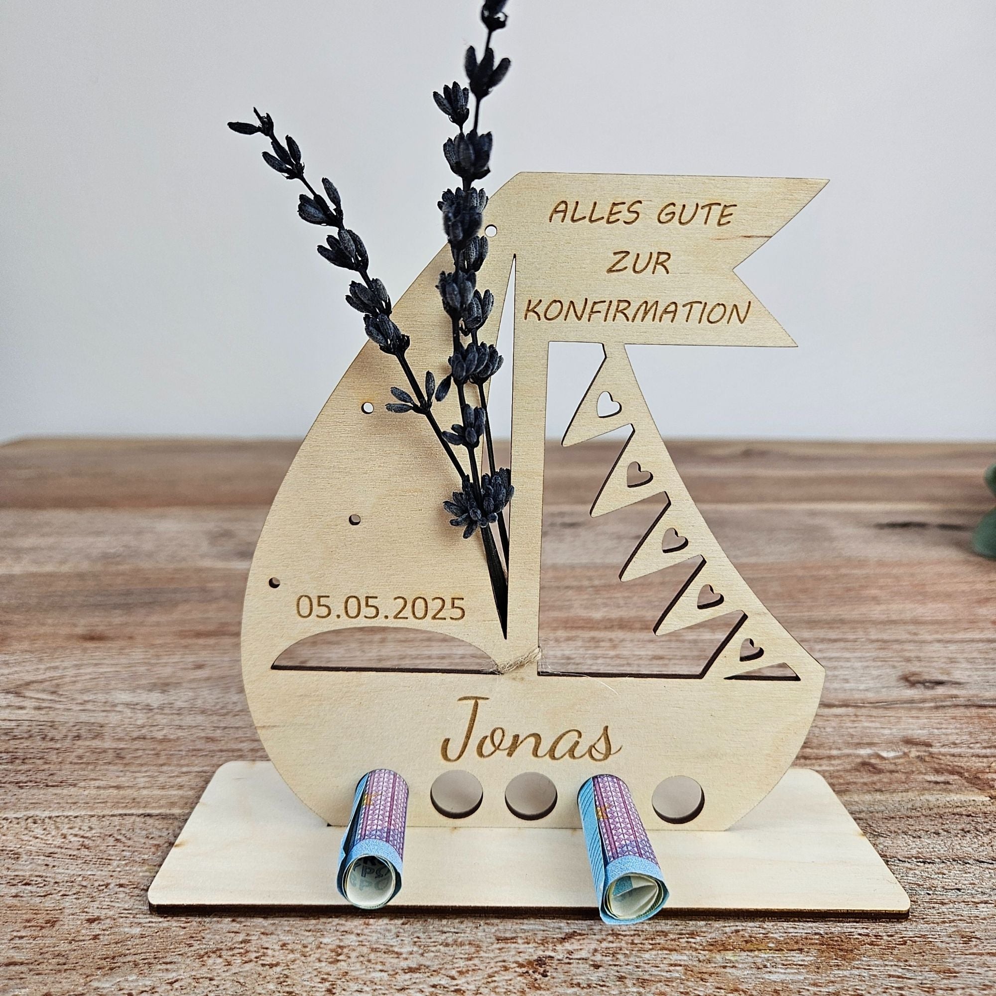 Geldgeschenk aus Holzschiff mit Gravur Alles Gute zur Konfirmation, Name Jonas und Datum