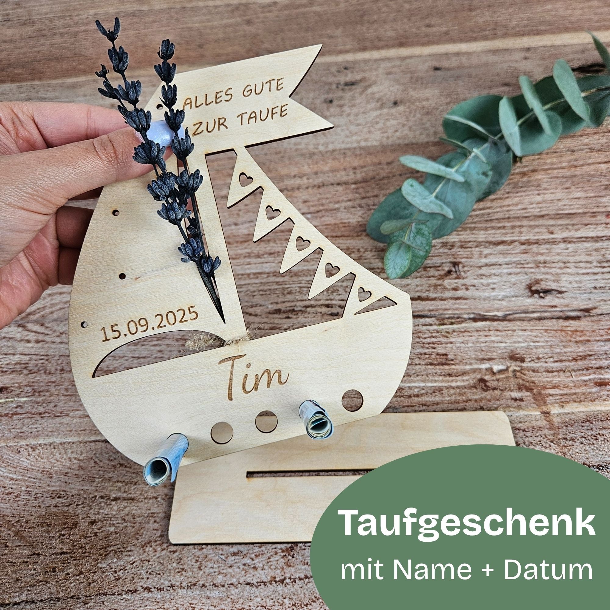 Handgemachtes Geldgeschenk zur Taufe mit eingraviertem Namen und Datum, aus Holz gefertigt