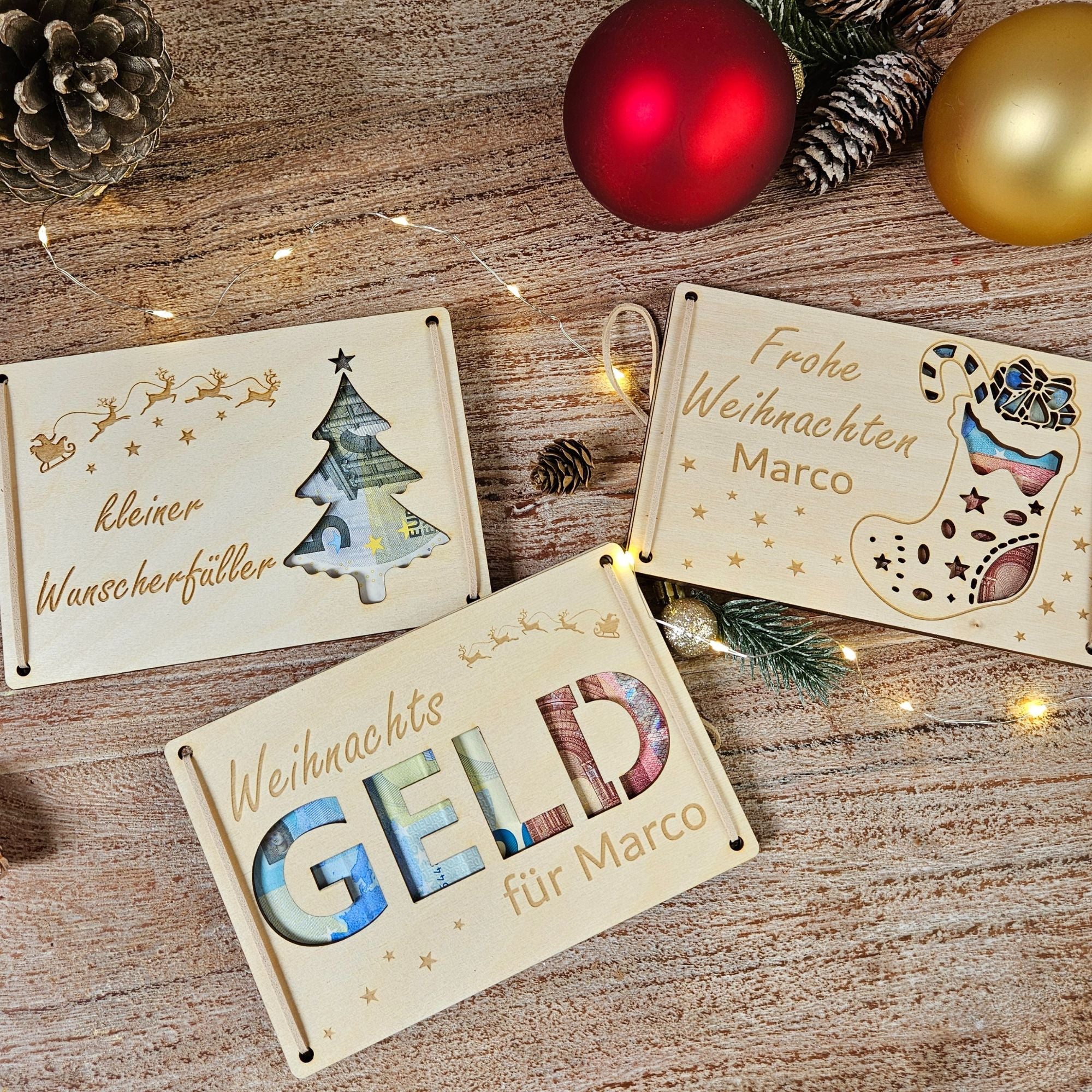Drei personalisierte Geldgeschenke zu Weihnachten aus Birkenholz – Weihnachtskarte mit Geldfach, Motive Tannenbaum, Strumpf und Schriftzug Weihnachtsgeld.