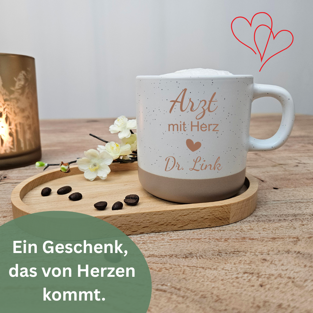Hochwertige Steingut Tasse mit personalisierter Gravur Arzt mit Herz. Modernes Design mit gesprenkelter Oberfläche – ideales Geschenk für Arzt oder Ärztin.