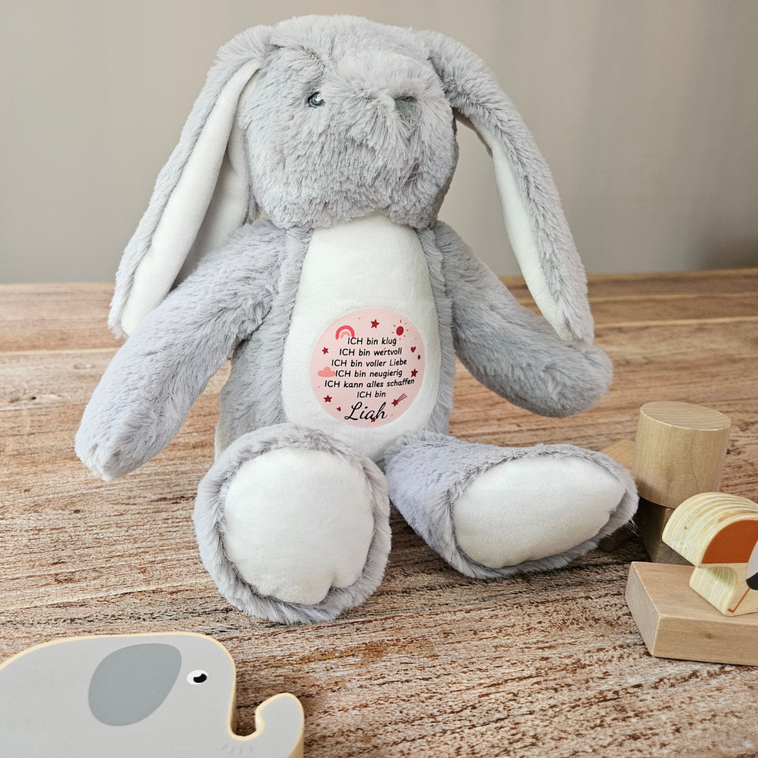 Mutmach-Geschenk für Kindergartenstart oder Einschulung – personalisierter Kuschelhase mit Name und Affirmation.