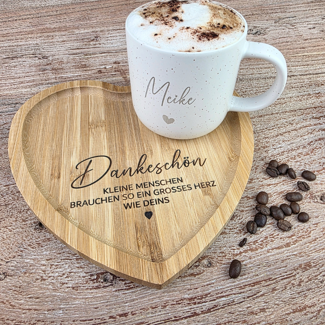 Abschiedsgeschenk Erzieherin – Personalisierte Tasse mit Namen & Herz-Tablett - KLEINE MENSCHEN BRAUCHEN SO EIN GROSSES HERZ WIE DEINS