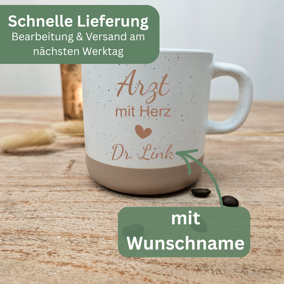 Personalisierte Tasse Ärztin mit Herz mit Wunschname graviert. Moderne Steingut Tasse mit gesprenkelter Oberfläche als persönliches Geschenk für Ärztin oder Dankeschön Geschenk für Arzt.