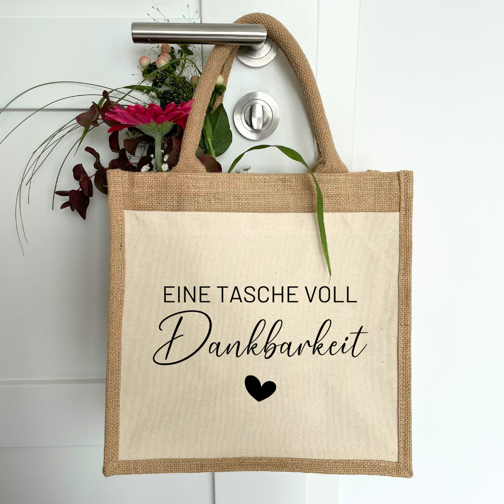 Naturfarbene Jutetasche mit schwarzem Dankbarkeit-Spruch und Blumen, als liebevoll zusammengestelltes Abschiedsgeschenk für Kollegin oder Erzieherin.