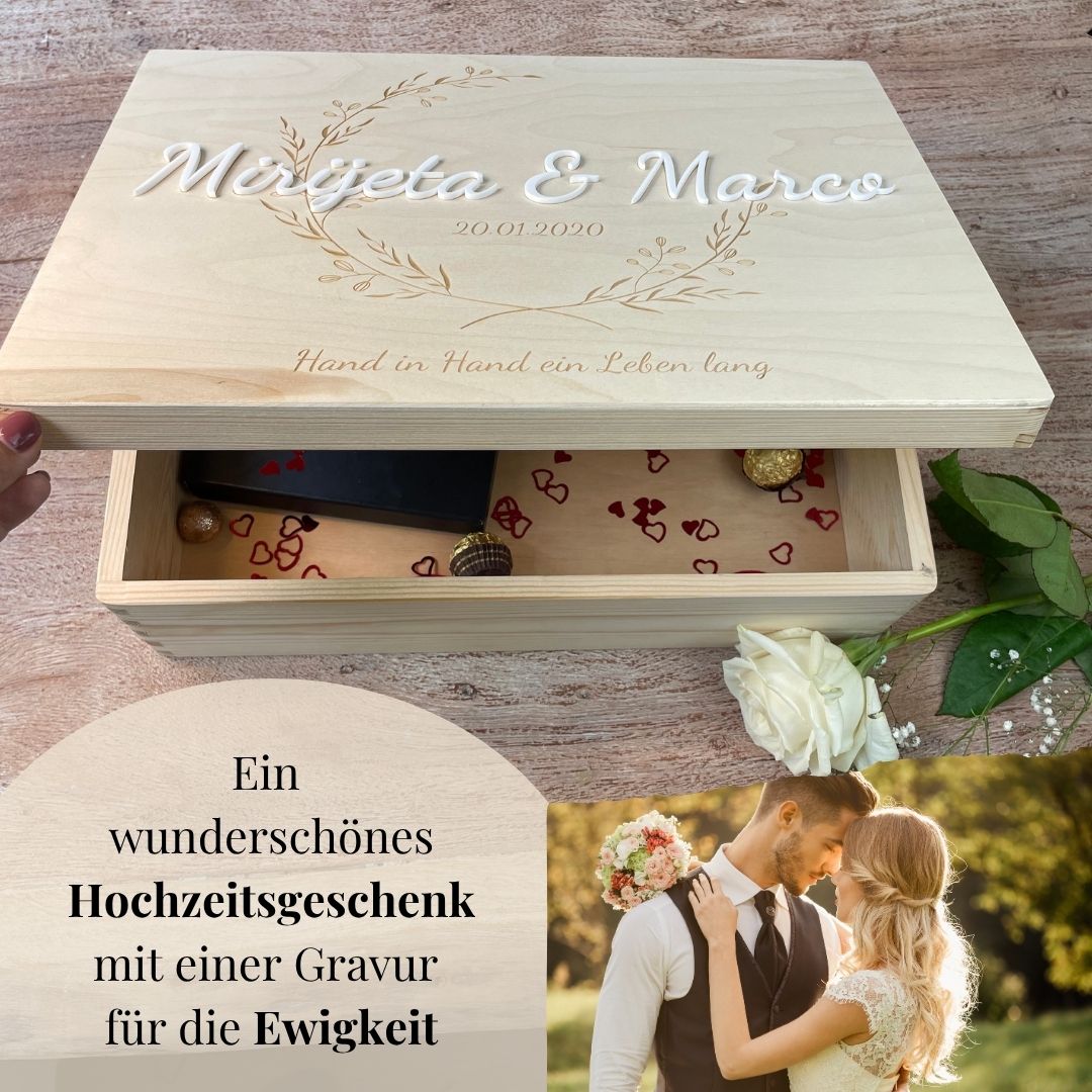Geöffnete personalisierte Geschenkbox zur Hochzeit mit 3D-Namen und Gravur, ideal für Geldgeschenke.