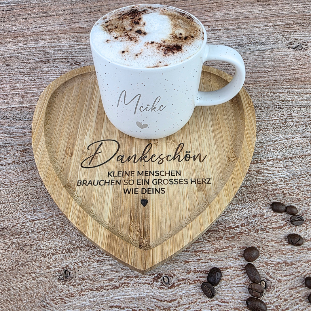 Abschiedsgeschenk Erzieherin – Personalisierte Tasse mit Namen & Herz-Tablett - KLEINE MENSCHEN BRAUCHEN SO EIN GROSSES HERZ WIE DEINS