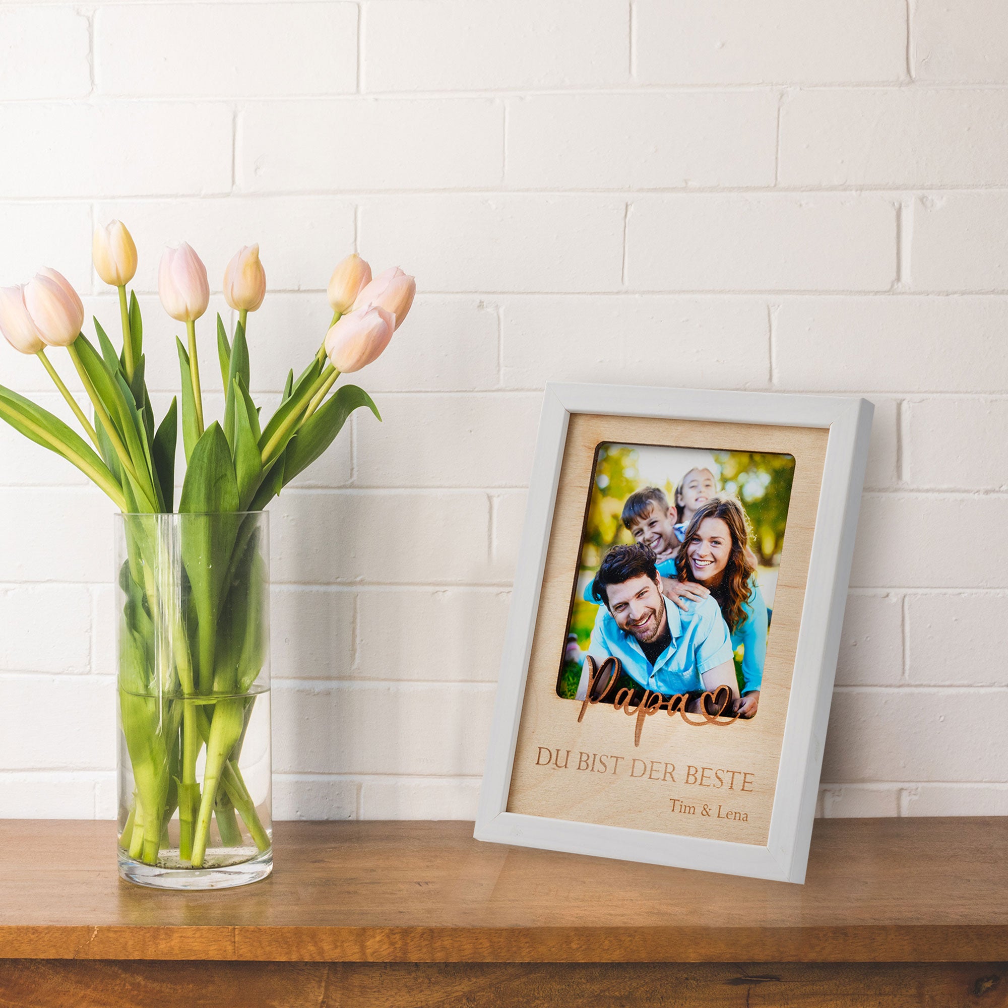 Emotionales Fotogeschenk für Papa mit Gravur – liebevoll dekoriert im Zuhause