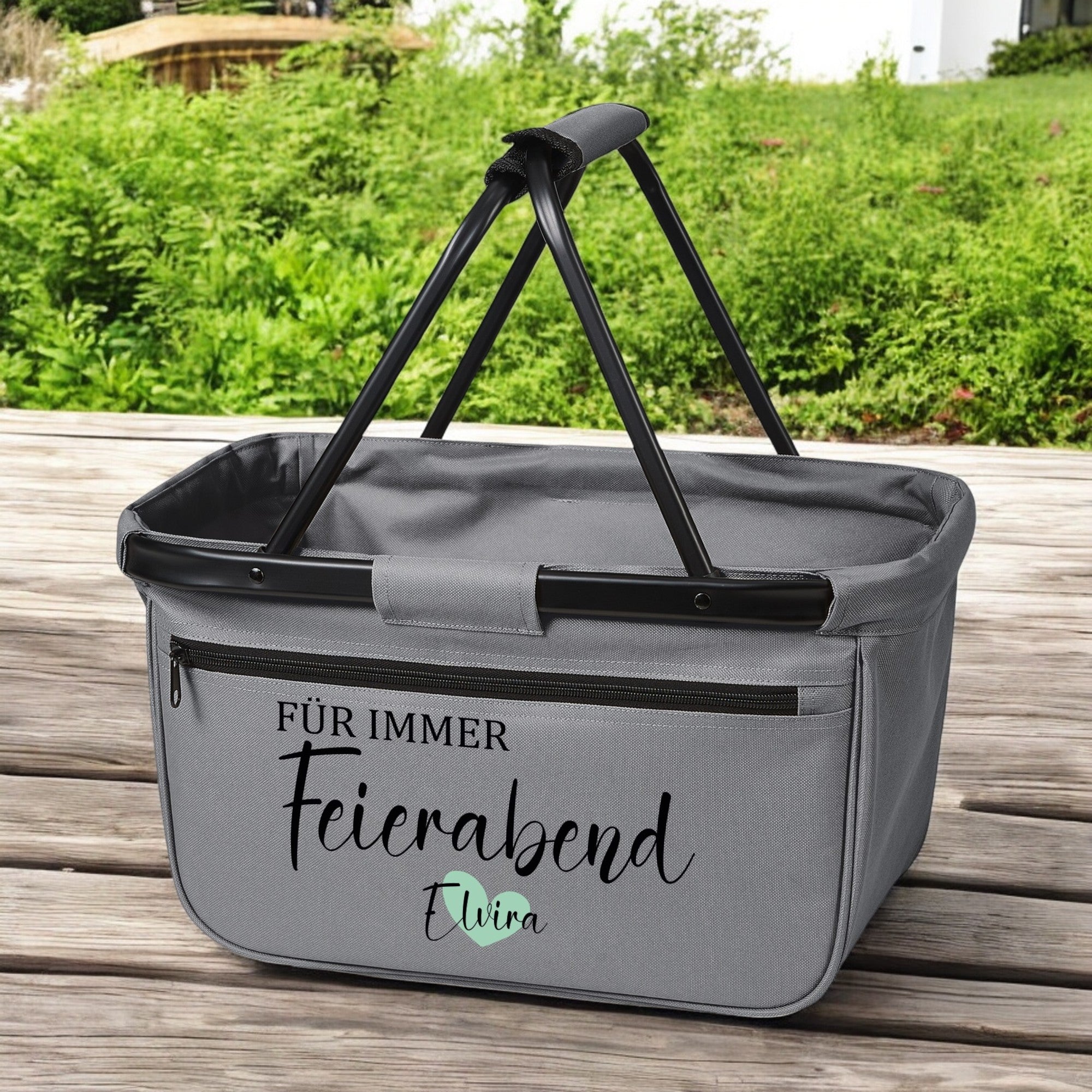 Einkaufskorb zur Rente – Für immer Feierabend – personalisiert mit Name auf Holzsteg fotografiert