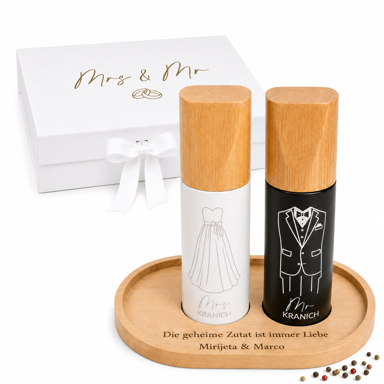 Personalisiertes Hochzeitsgeschenk mit Salz- und Pfeffermühlen im Brautpaar-Design, graviertem Holztablett und weißer Geschenkbox.