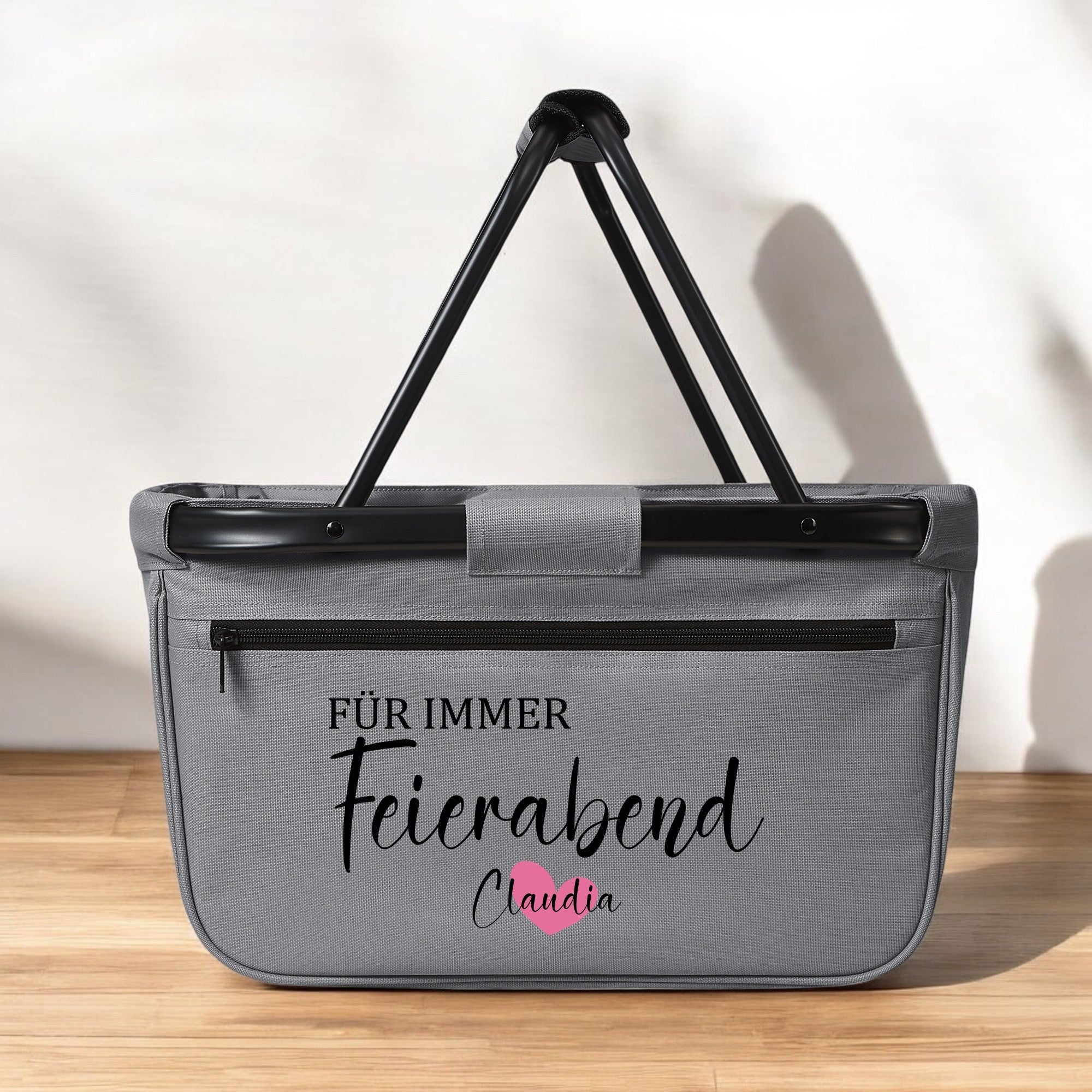 Geschenk zur Rente für Frauen – Einkaufskorb Für immer Feierabend – mit pinkem Herz auf Holzboden