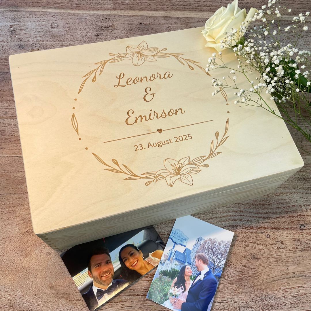 Personalisierte Geschenkbox zur Hochzeit mit floraler Gravur, Namen und Datum – ideal als Erinnerungsbox oder für Geldgeschenke.
