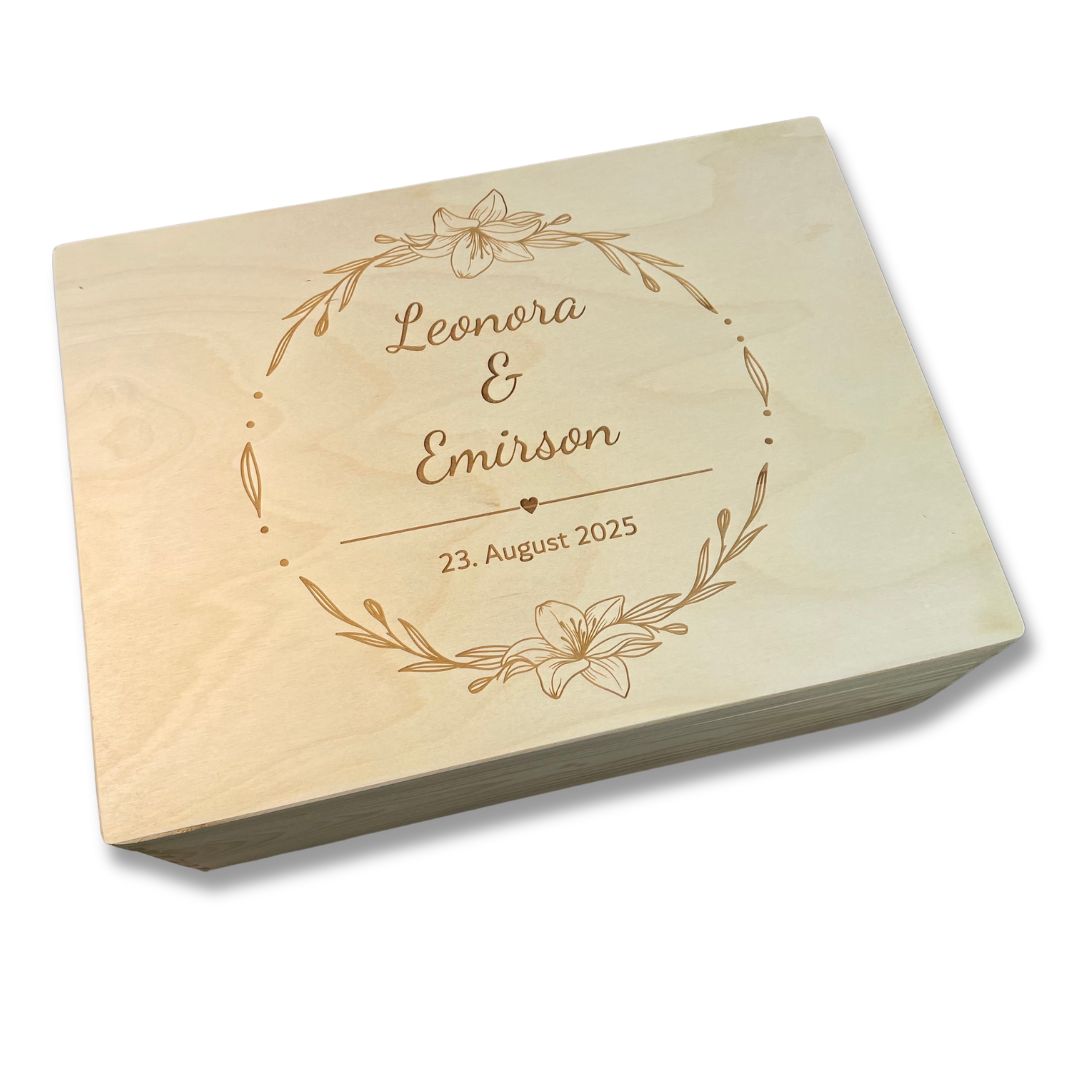 Personalisierte Geschenkbox zur Hochzeit mit floraler Gravur, Namen und Datum – ideal als Erinnerungsbox oder für Geldgeschenke.