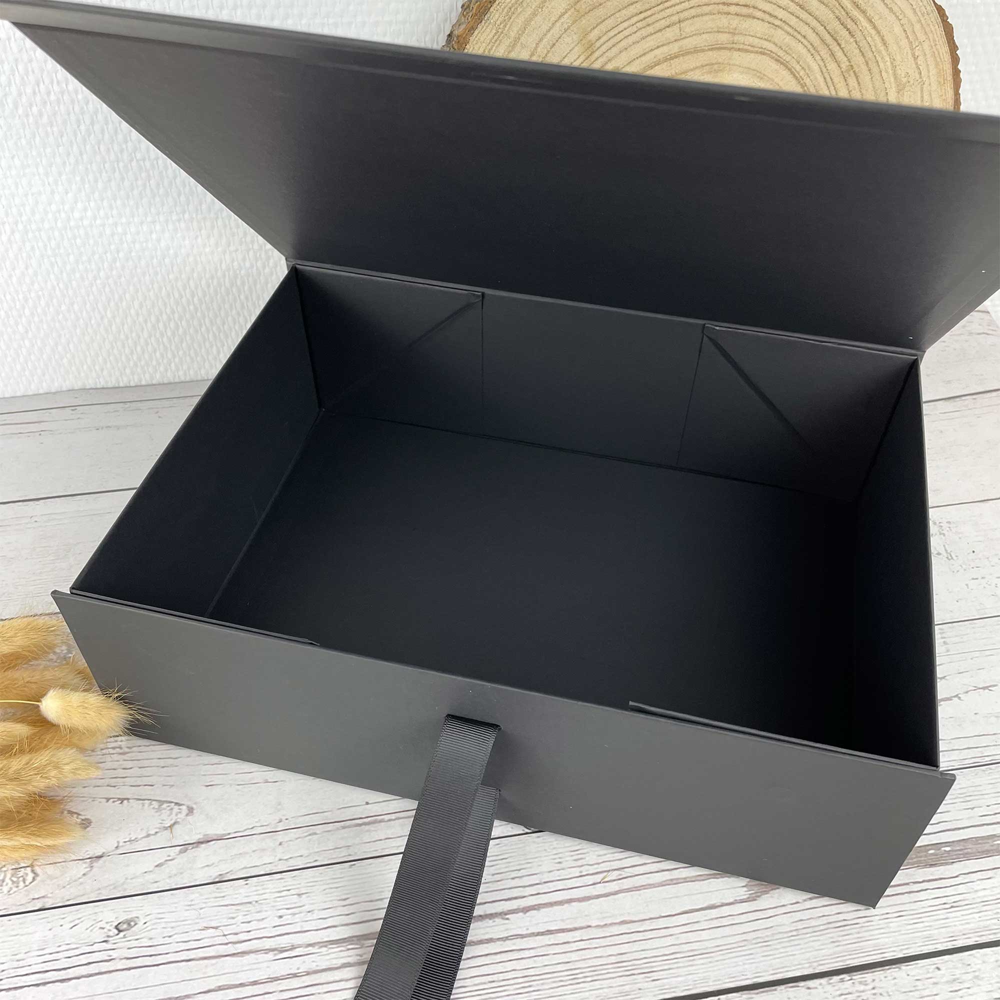 Personalisierte Geschenkbox in Schwarz mit goldener Geburtstagsaufschrift