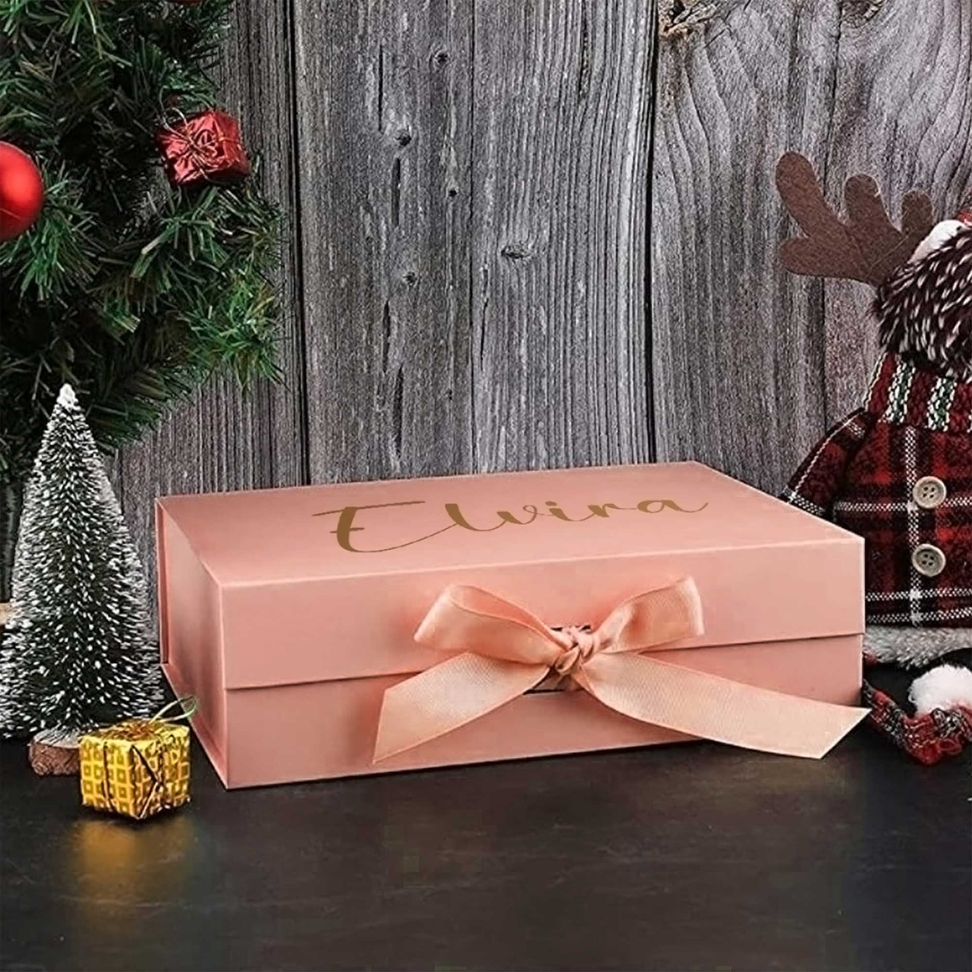 Geschenkbox mit Namen Elvira in weihnachtlicher Szene