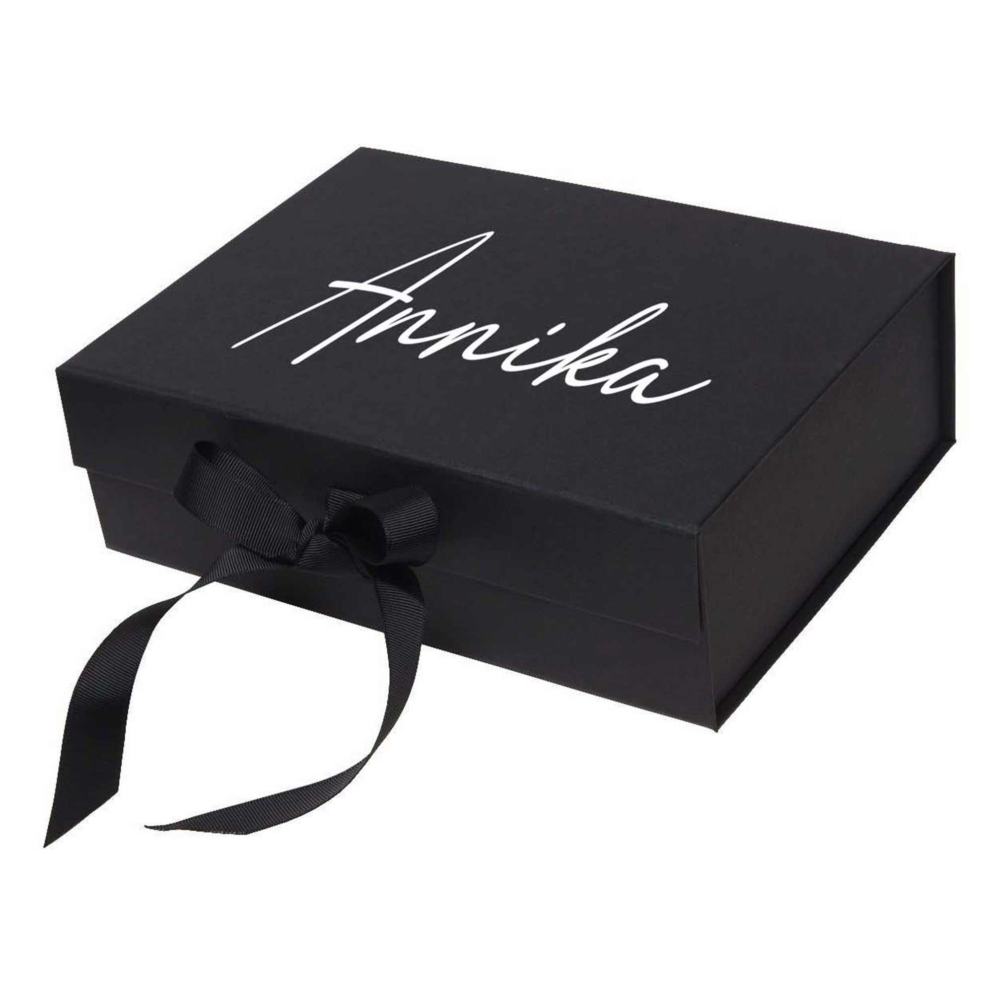 Schwarze Geschenkbox mit Schleife und personalisierter Aufschrift