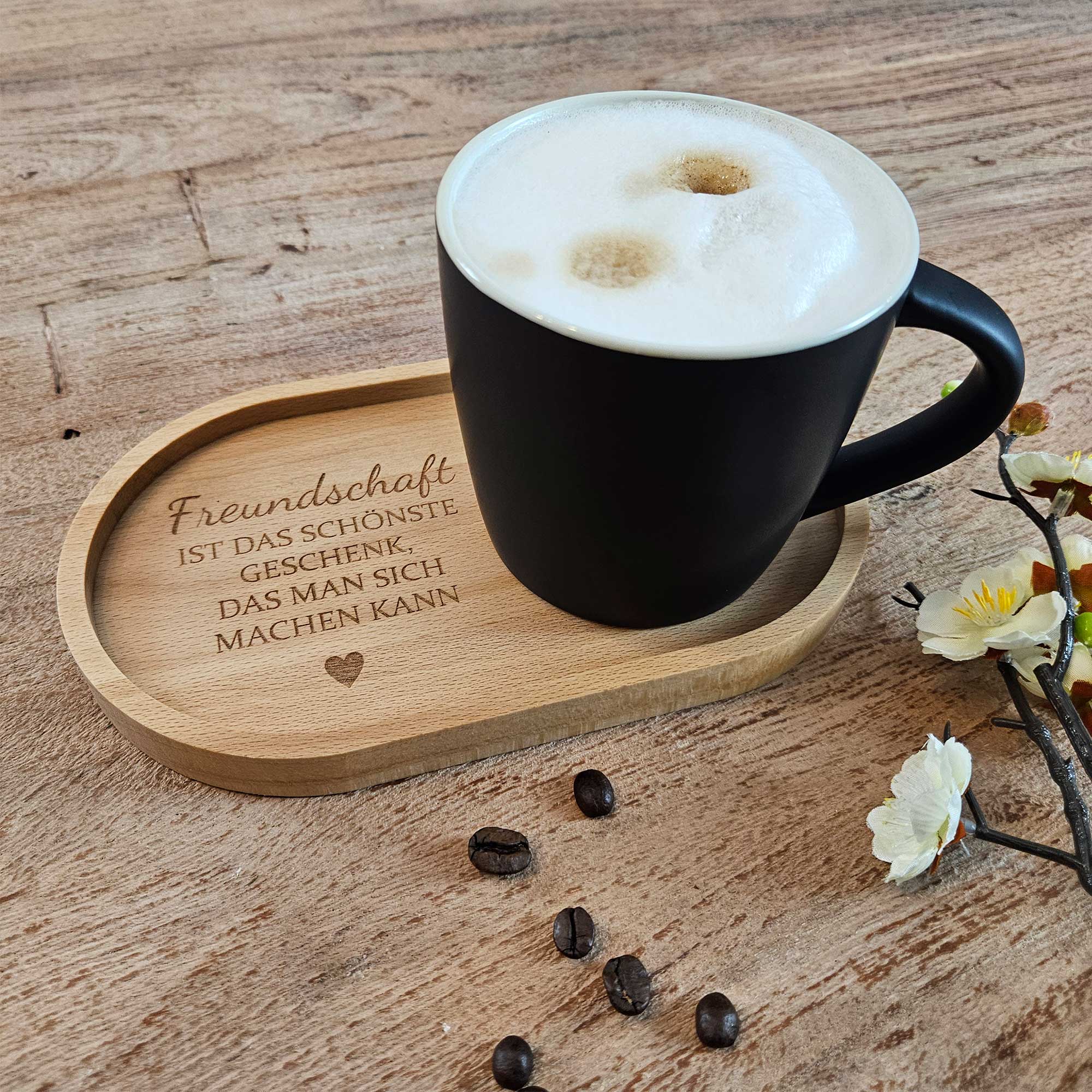Kleine Aufmerksamkeit für die beste Freundin – graviertes Holztablett mit Kaffeetasse