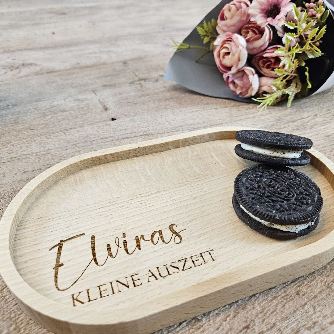 Tablett mit Gravur 'kleine Auszeit' und Name, dekoriert mit Oreo-Keksen und Blumen