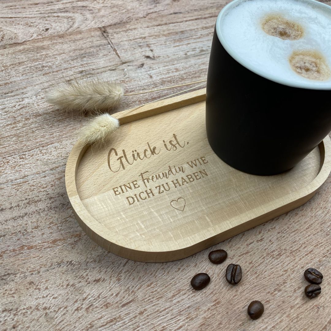 Persönliches Geschenk für die beste Freundin – Holztablett mit Gravur und Tasse in Schwarz.