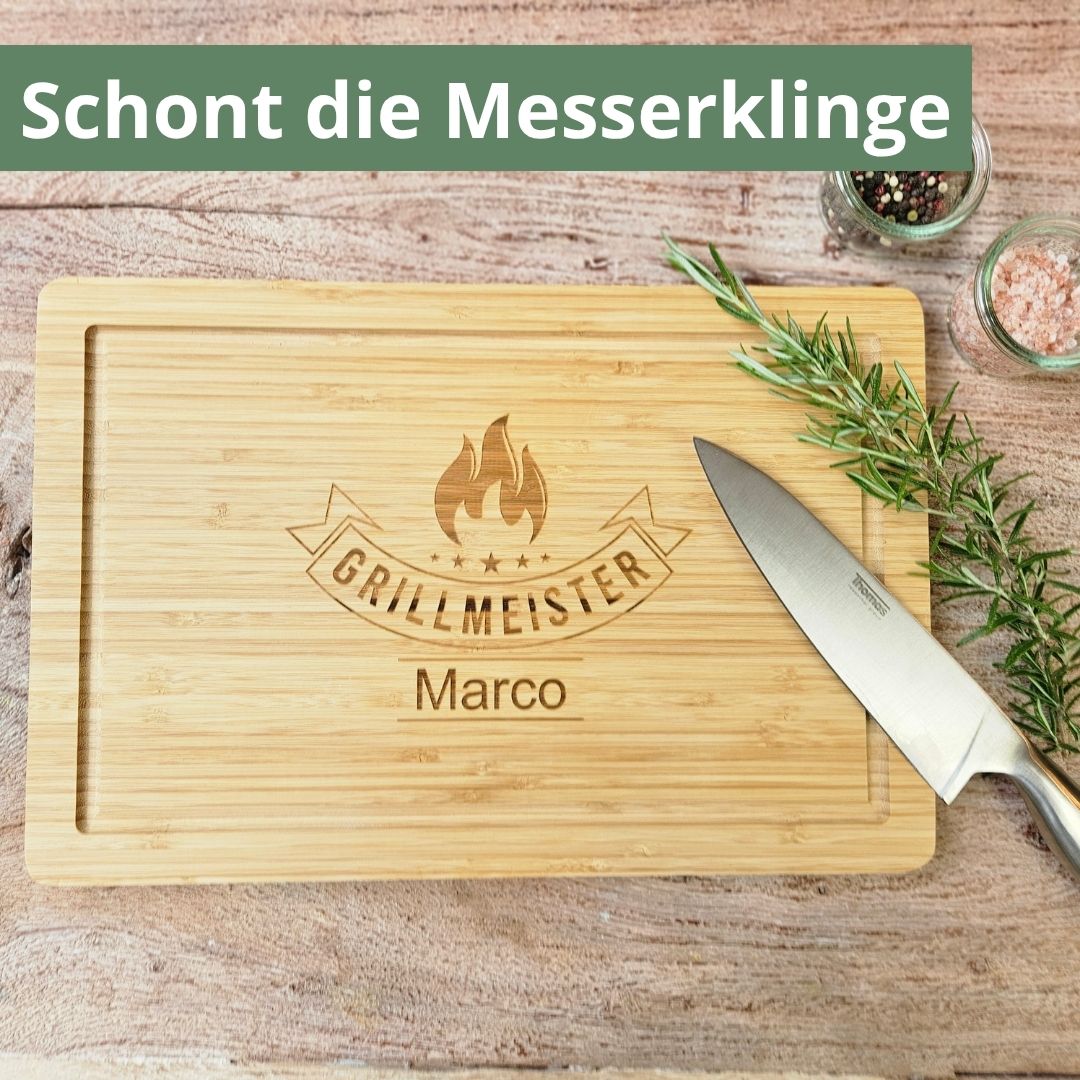 Grill Schneidebrett aus Bambus mit Gravur und Messer – klingenschonend, nachhaltig und ideal als Geschenk für Grillfans.