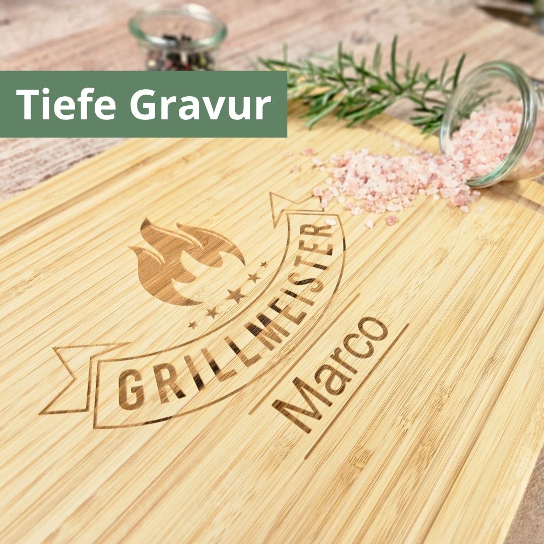 Detailaufnahme der tiefen Gravur 'Grillmeister Marco' auf dem Bambus Schneidebrett – ein hochwertiges und personalisiertes Grillbrett.