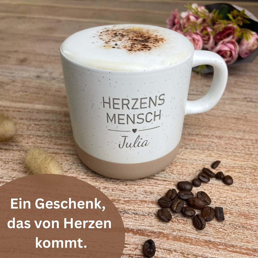 Personalisierte Herzensmensch Tasse mit Namen Julia, auf Holztisch mit Kaffeebohnen, Geschenkidee für Freundin