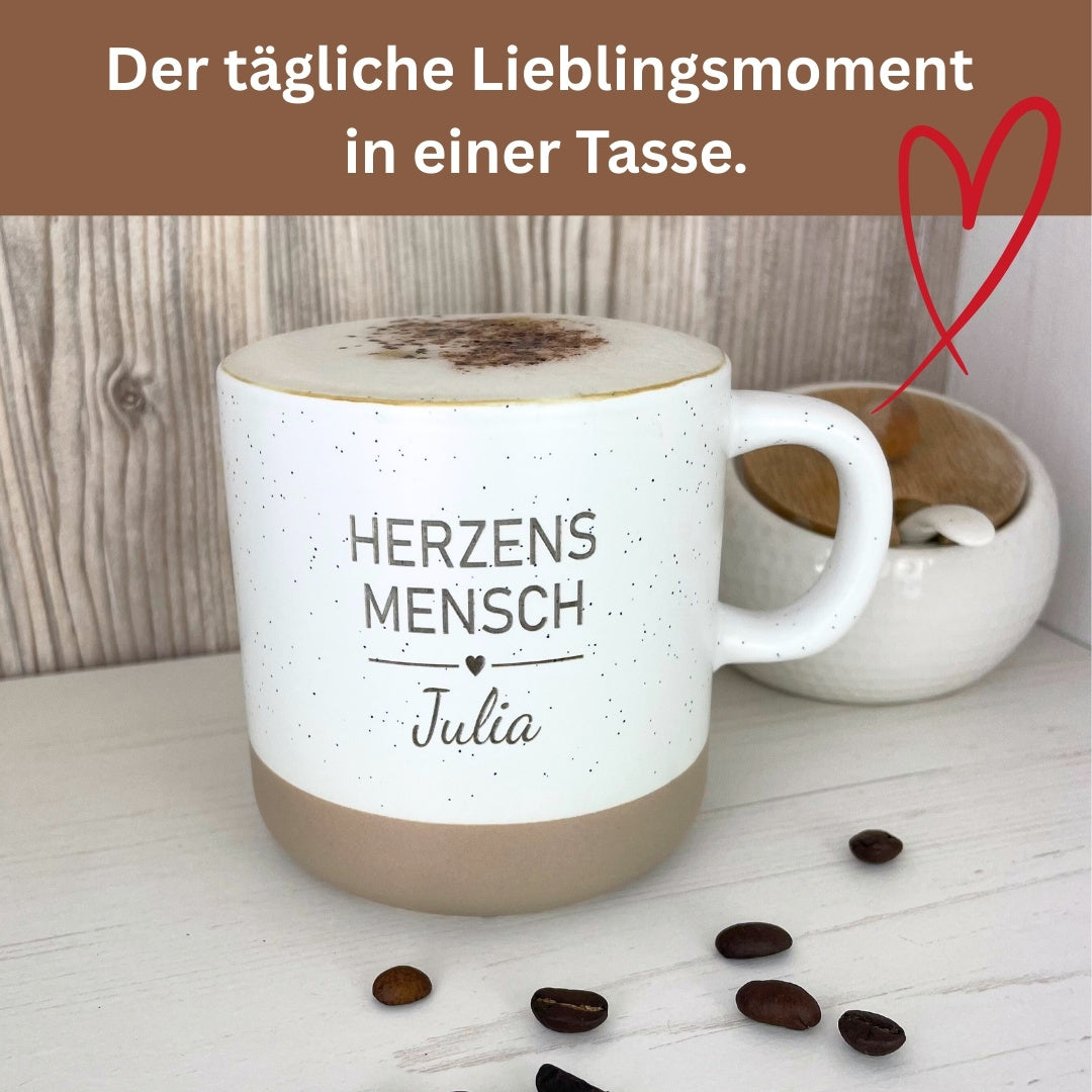 Herzensmensch Tasse Julia mit Milchschaum, Spruch „Der tägliche Lieblingsmoment in einer Tasse“, Geschenk Freundin