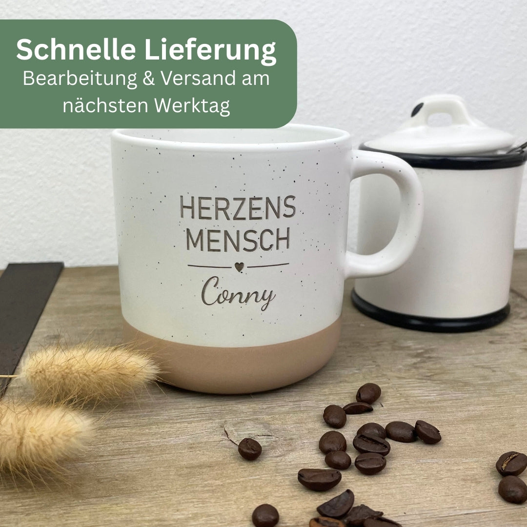 Personalisierte Herzensmensch Tasse aus Steingut mit Gravur Conny, Geschenkidee für Freundin oder Kollegin