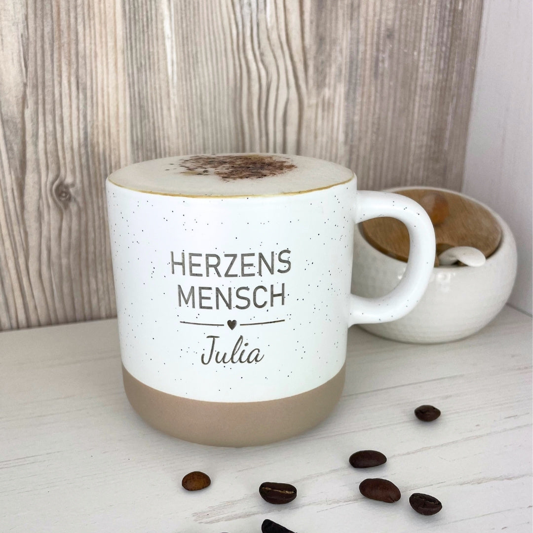 Gravierte Herzensmensch Tasse aus Steingut mit Milchschaum, personalisiert mit Namen Julia, Geschenk Freundin