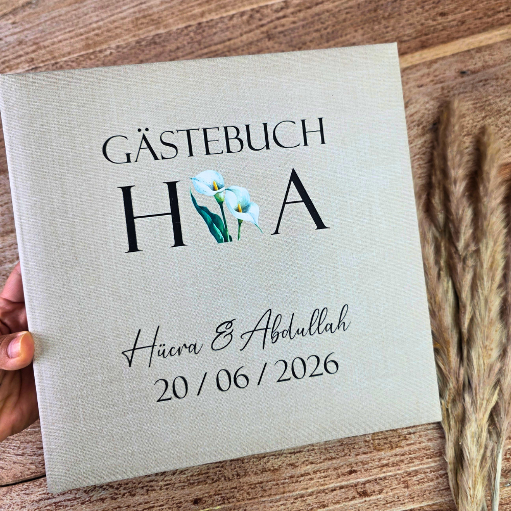 Elegantes Hochzeitsgästebuch aus Leinen als stilvolle Hochzeitsdeko mit personalisierten Initialen, Namen und Datum.