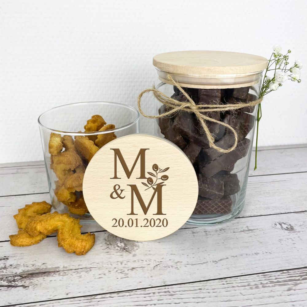 Brautpaar mit personalisiertem Glas als Geschenk zur Hochzeit