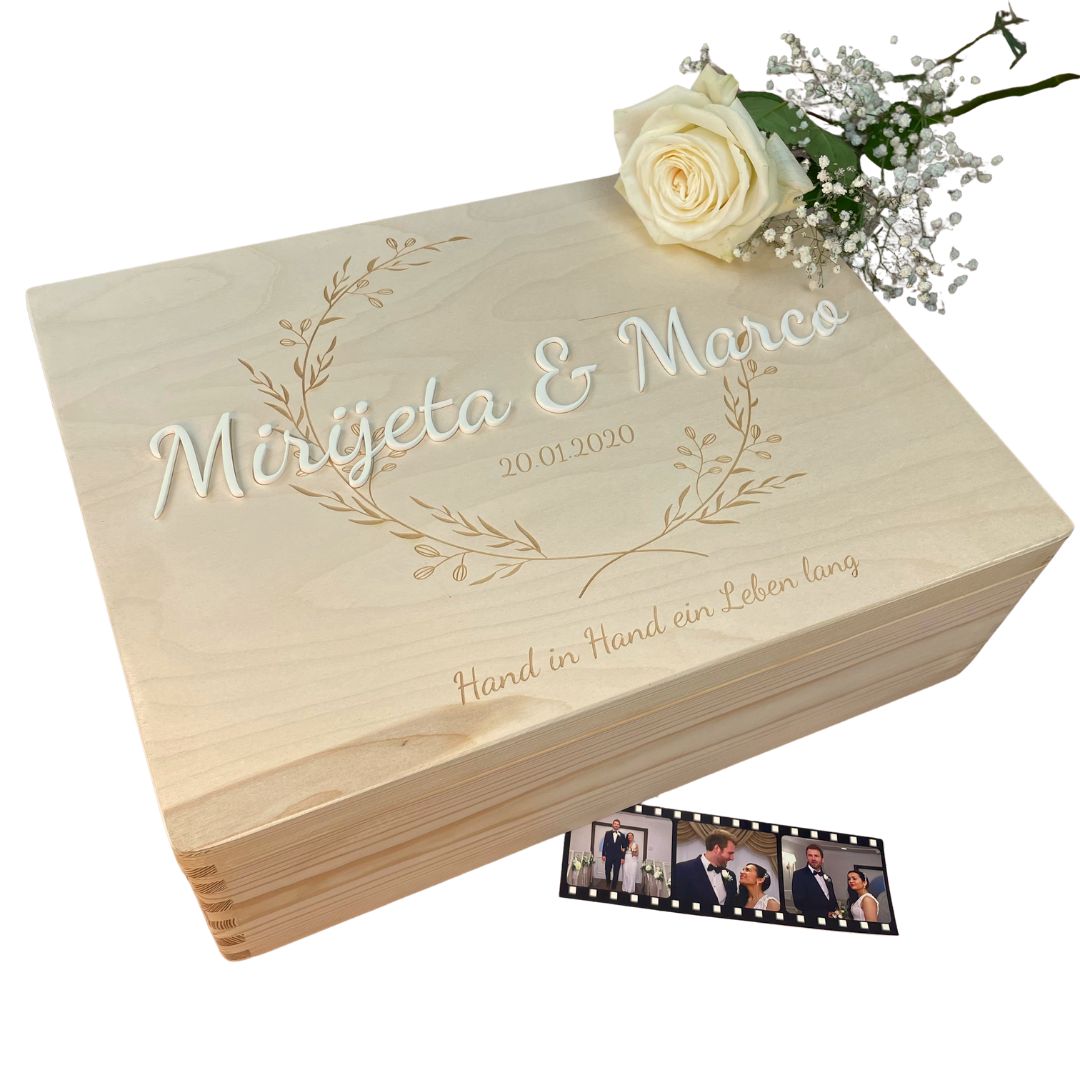 Personalisierte Hochzeits-Holzkiste mit 3D-Namen und Gravur, dekoriert mit Rose und Filmstreifen – ideales Geschenk für das Brautpaar