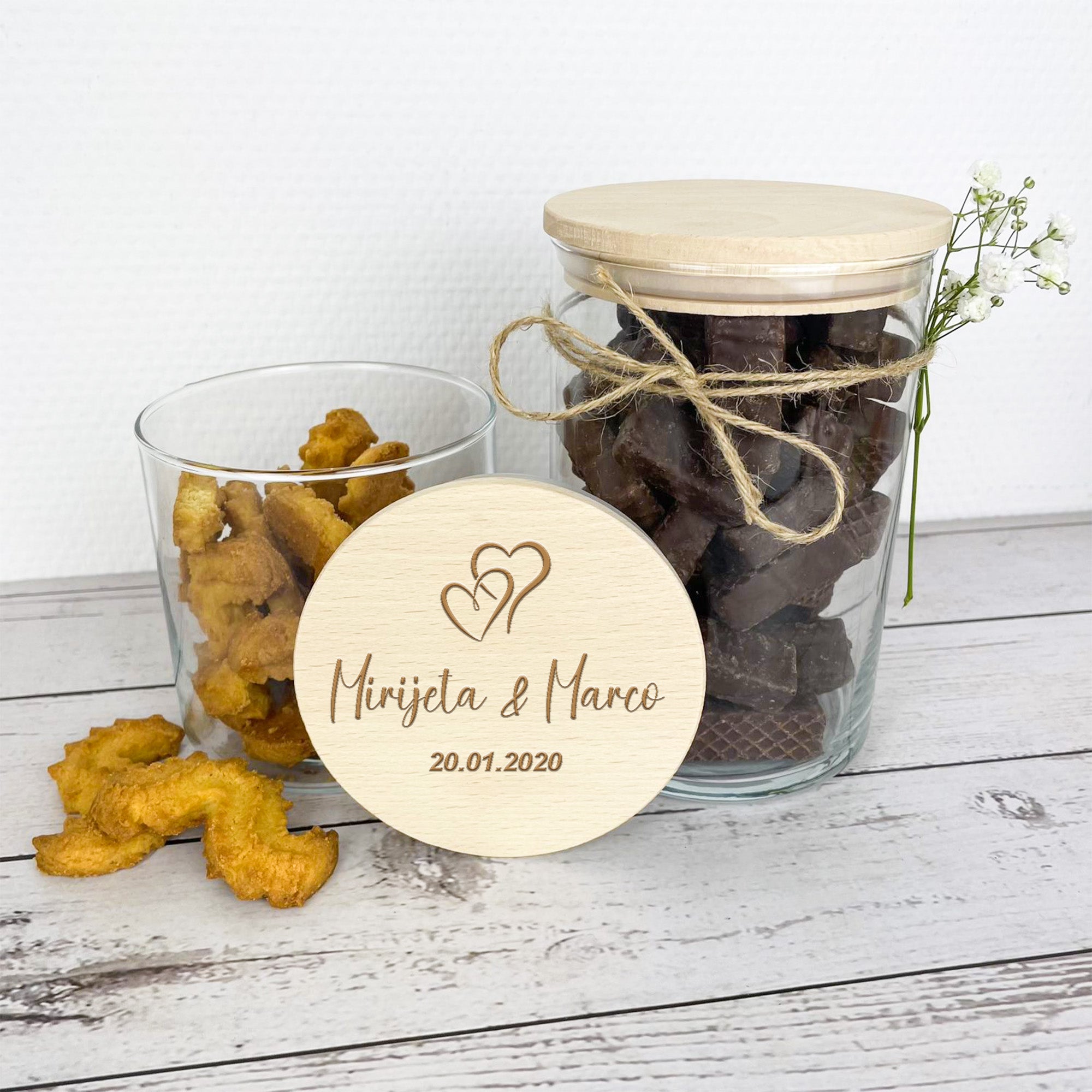 Geschenkidee zur Hochzeit: personalisiertes Glas mit gravierten Namen und Herzsymbol – perfekt als Geldgeschenk oder Erinnerungsstück für Paare.
