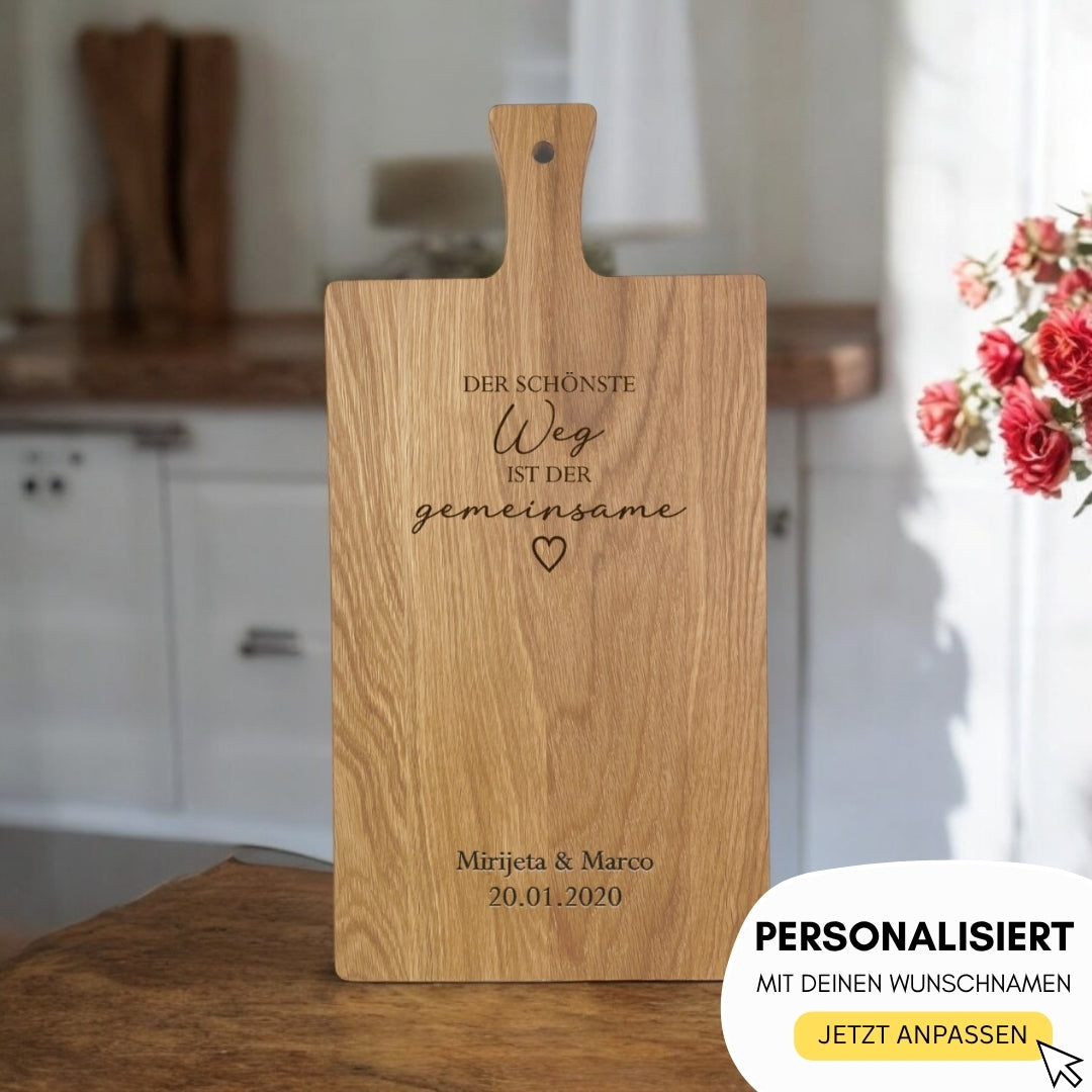 Holz-Schneidebrett mit Gravur „Der schönste Weg ist der gemeinsame“, personalisiert mit Namen & Datum