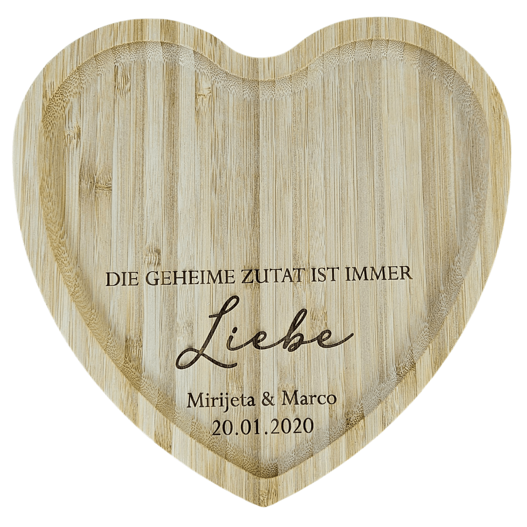 Herzförmiges Holztablett zur Hochzeit mit Gravur „Die geheime Zutat ist immer Liebe“, Vornamen und Hochzeitsdatum. Emotionales Hochzeitsgeschenk und bleibende Erinnerung für Paare.