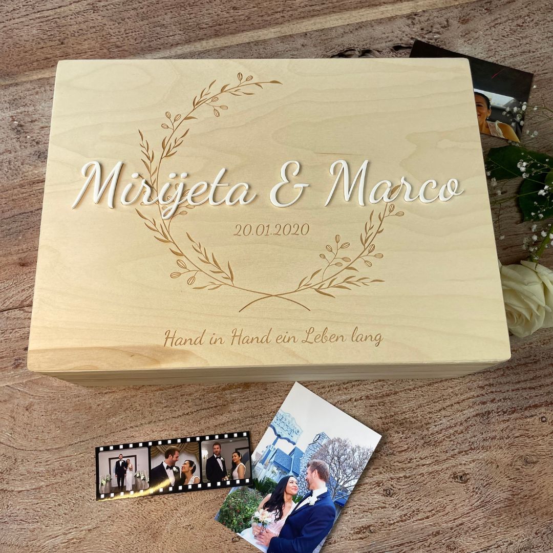 Personaliserte Hochzeitserinnerungskiste mit 3D-Namen, dekoriert mit Hochzeitsfotos des Brautpaares.